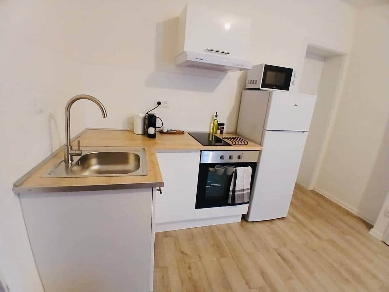 Geladeira, micro-ondas, fogão, cooktop