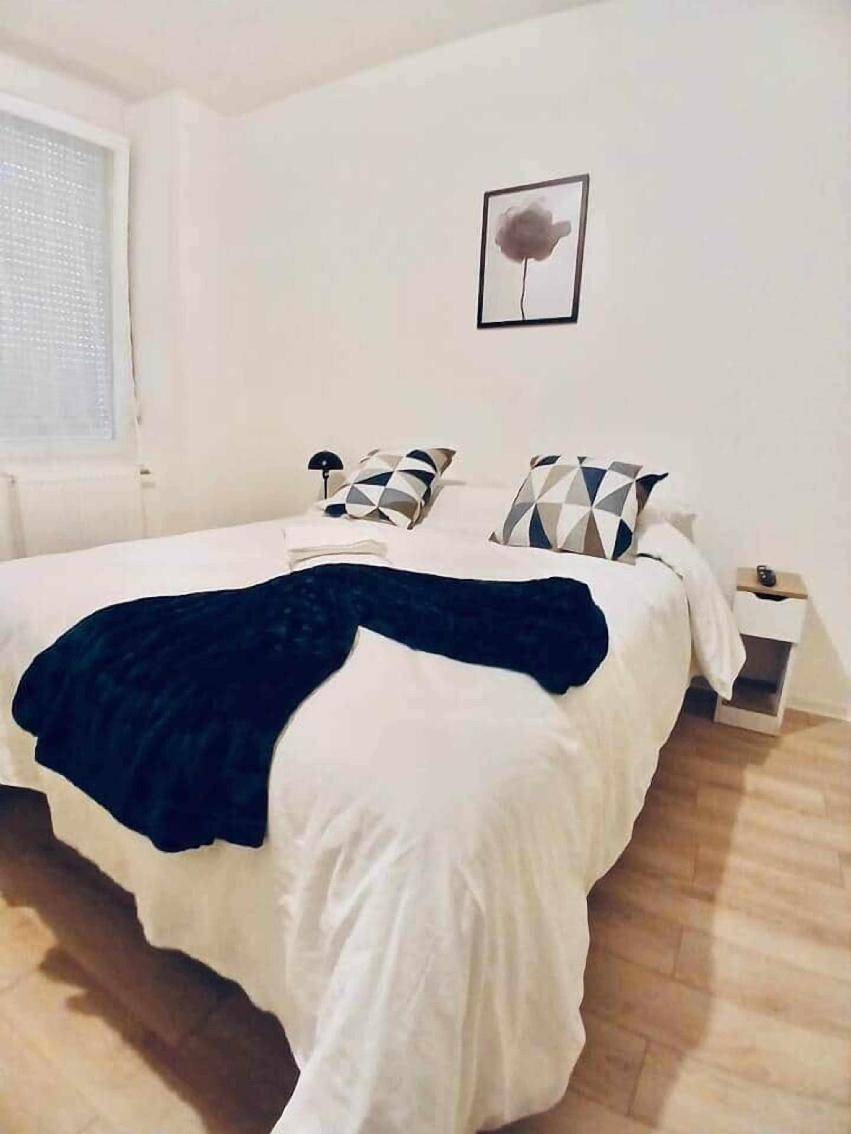 Iron/ironing board, WiFi, bed sheets