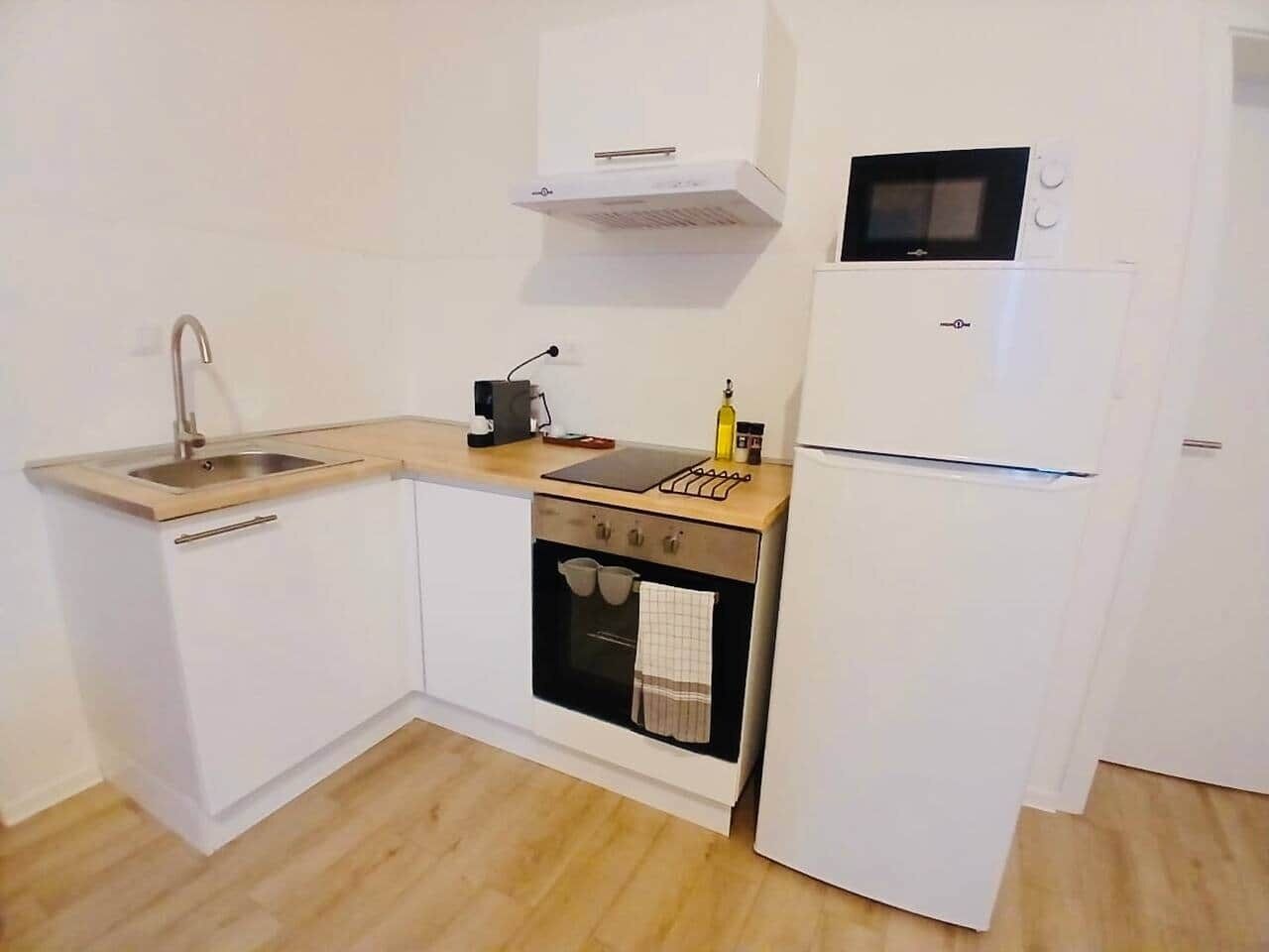 Réfrigérateur, micro-ondes, four, plaque de cuisson