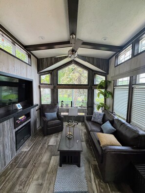 Smart TV, fireplace - MTM Premier - The Funky Duo combines Funky Island and Funky Jungle—two side-by-side lakefront properties sleeping 12 total. A bright park model and cozy log cabin with shared campground amenities, perfect for larger groups. (Portage)