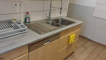 Eenvoudig appartement | Privékeuken | Een koelkast, een magnetron, een oven, een kookplaat