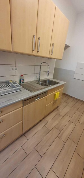 Eenvoudig appartement | Privékeuken | Een koelkast, een magnetron, een oven, een kookplaat