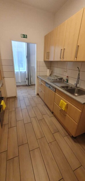 Apartemen Basic | Dapur pribadi | Lemari es, microwave, oven, dan kompor