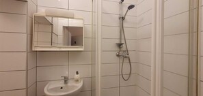 Apartamento básico | Banheiro | Chuveiro, produtos de toalete grátis, secador de cabelo 