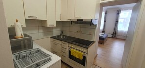 Eenvoudig appartement | Privékeuken | Een koelkast, een magnetron, een oven, een kookplaat