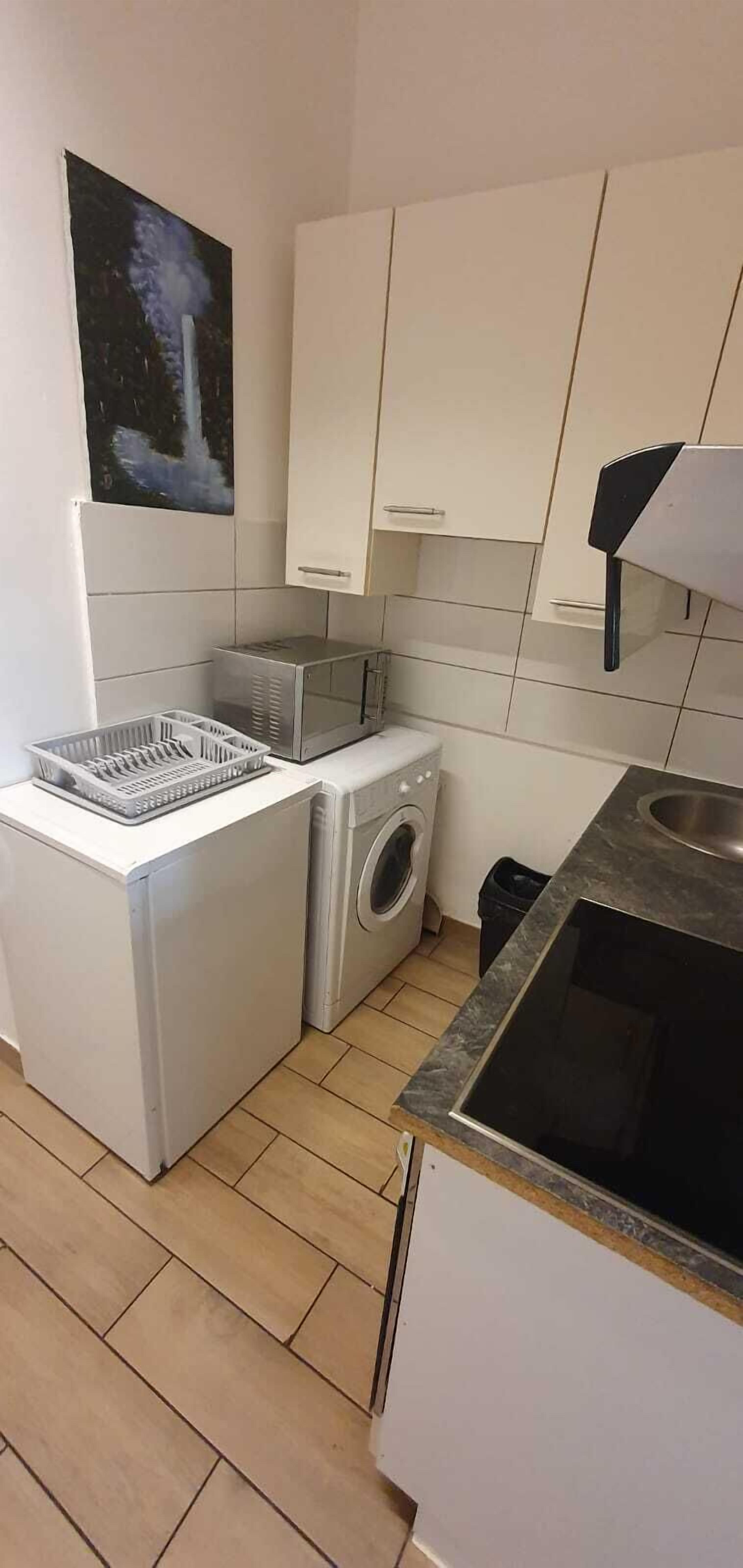 Eenvoudig appartement | Privékeuken | Een koelkast, een magnetron, een oven, een kookplaat