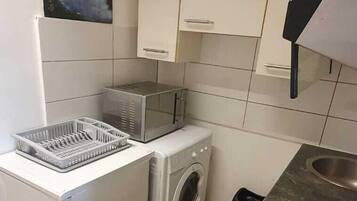 Eenvoudig appartement | Privékeuken | Een koelkast, een magnetron, een oven, een kookplaat