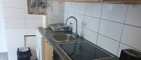 Basic Apartment | Private kitchen | Fridge, microwave, oven, stovetop