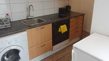 Eenvoudig appartement | Privékeuken | Een koelkast, een microgolfoven, een oven, een kookplaat