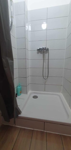 Appartamento Basic | Bagno | Doccia, set di cortesia gratuito, asciugacapelli, asciugamani