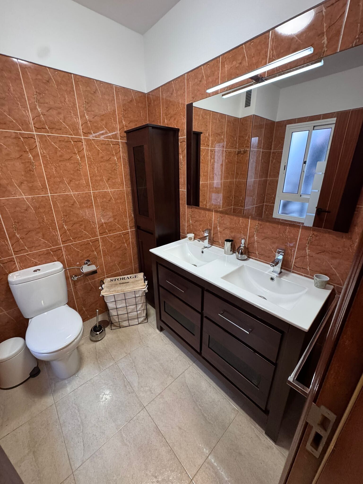 Een douche, een haardroger, handdoeken