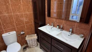 Een douche, een haardroger, handdoeken