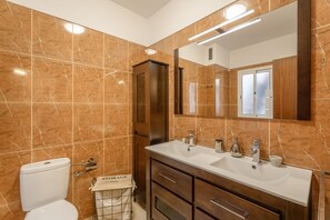 Suihku, hiustenkuivaaja, pyyhkeet