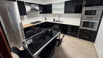 Een koelkast, een microgolfoven, een oven, een kookplaat