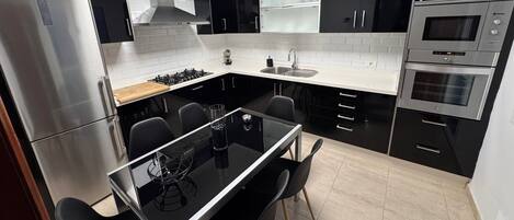 Réfrigérateur, micro-ondes, four, plaque de cuisson