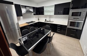 Kühlschrank, Mikrowelle, Ofen, Herdplatte