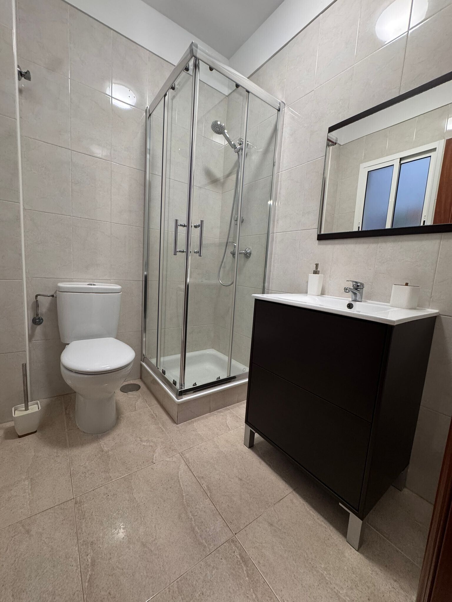 Een douche, een haardroger, handdoeken