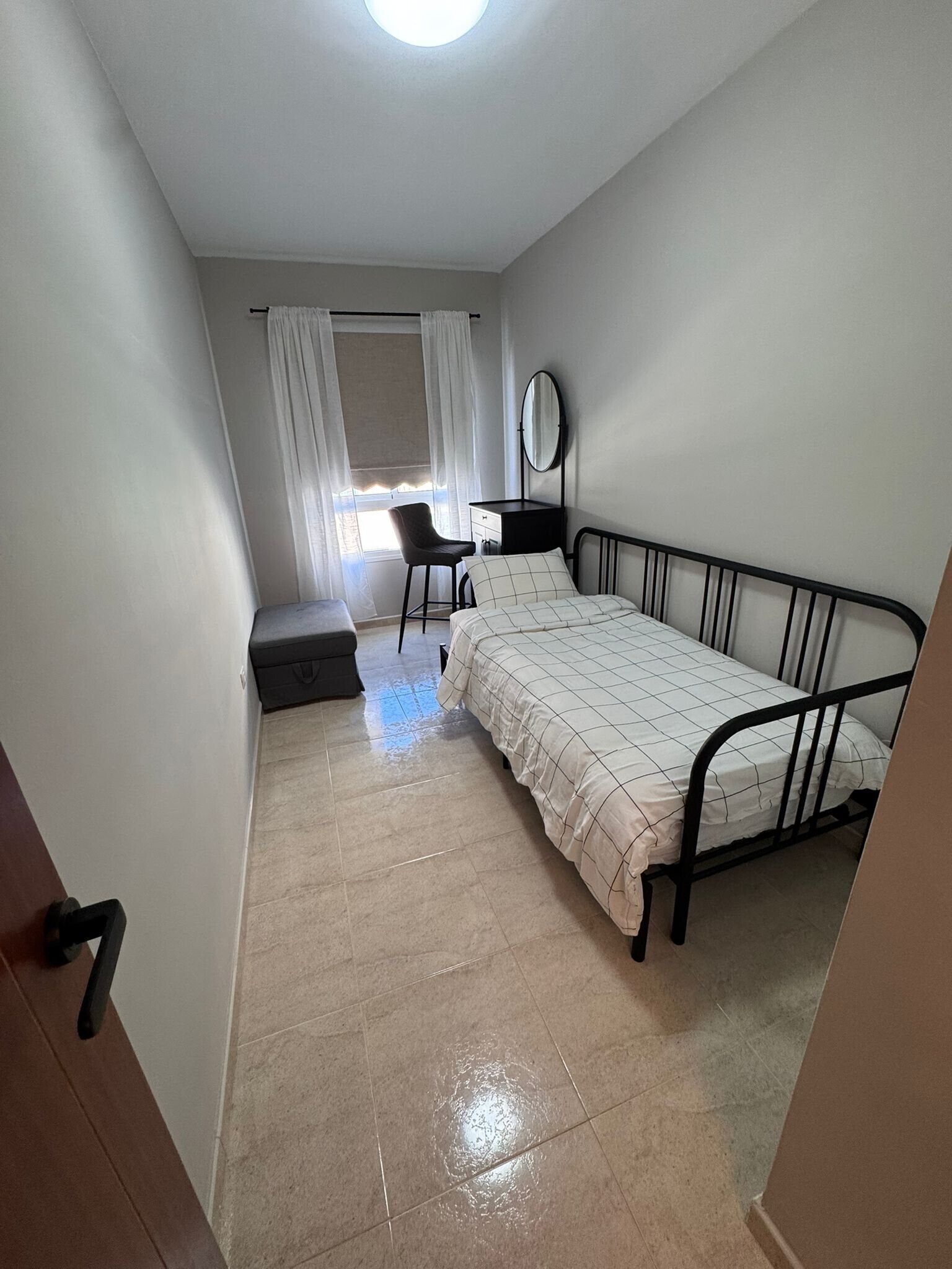 Een strijkplank/strijkijzer, wifi, beddengoed