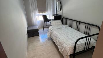 Een strijkplank/strijkijzer, wifi, beddengoed