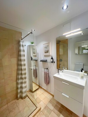 Shower, hair dryer, towels, soap - Remo Beach 2 by Residea (Torremolinos)
