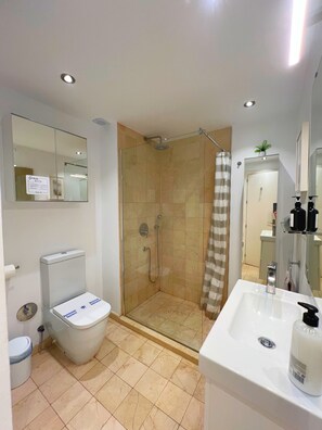 Shower, hair dryer, towels, soap - Remo Beach 2 by Residea (Torremolinos)