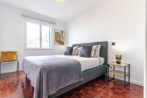 2 bedrooms, iron/ironing board, free WiFi, bed sheets - 5 minutes from the beach! Family apartment with terrace and sea view. (Câmara de Lobos)