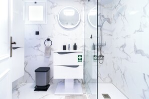Hair dryer, towels, toilet paper - 5 minutes from the beach! Family apartment with terrace and sea view. (Câmara de Lobos)