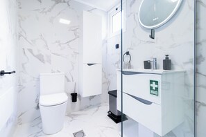 Hair dryer, towels, toilet paper - 5 minutes from the beach! Family apartment with terrace and sea view. (Câmara de Lobos)