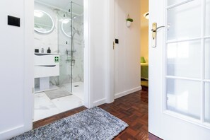 Hair dryer, towels, toilet paper - 5 minutes from the beach! Family apartment with terrace and sea view. (Câmara de Lobos)
