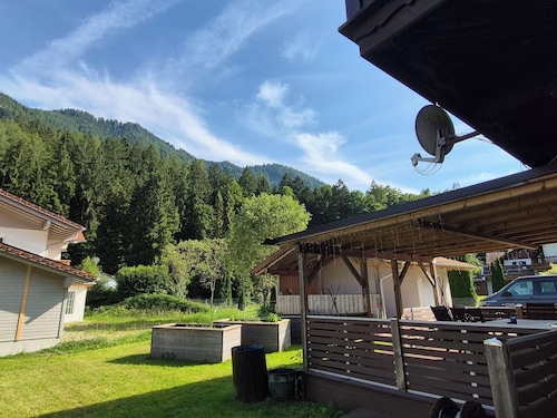 großzügiges Ferienhaus direkt in den Bergen, mit Garten, Terrasse und Carport
