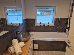 Haartrockner, Handtücher, Seife, Toilettenpapier