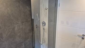 Haartrockner, Handtücher, Seife, Toilettenpapier