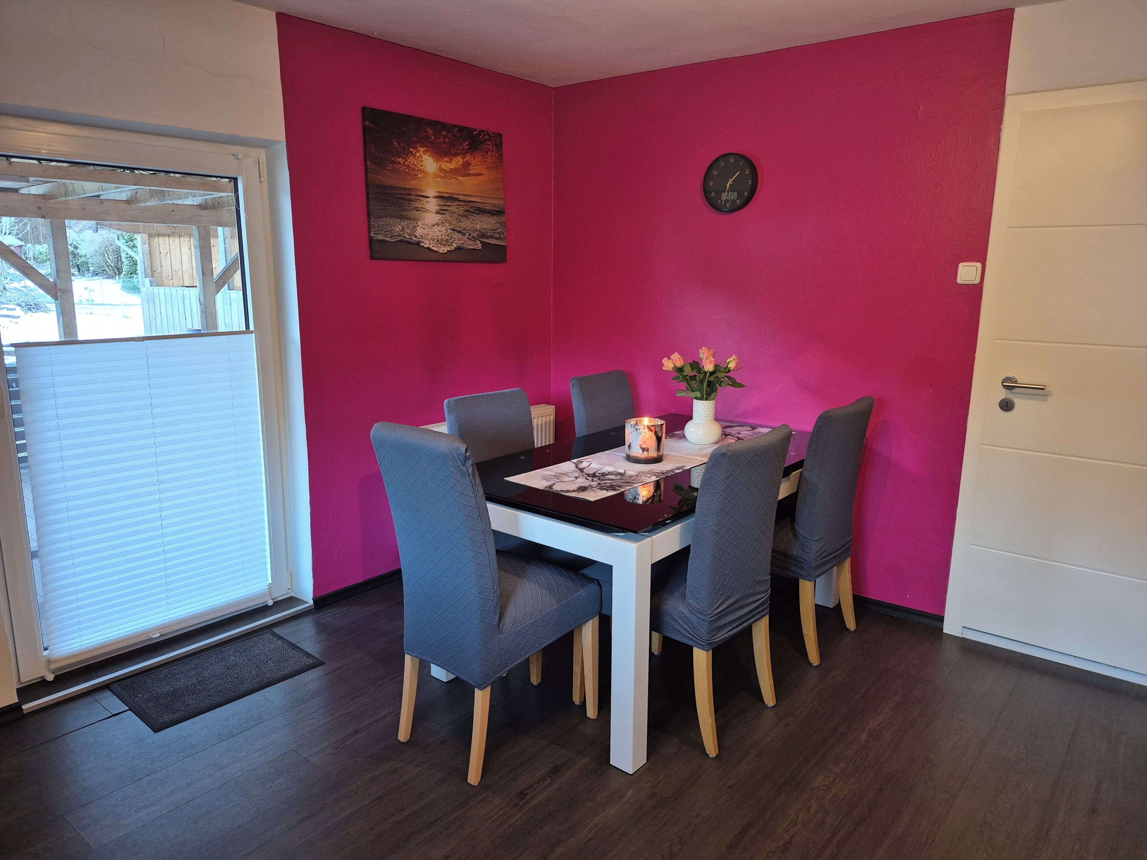 Tisch ist ausziehbar und somit finden 7 Personen perfekt Platz