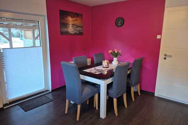 Tisch ist ausziehbar und somit finden 7 Personen perfekt Platz