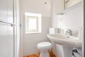 Douche, sèche-cheveux, serviettes fournies, savon