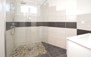 Douche, séchoir à cheveux, serviettes fournies