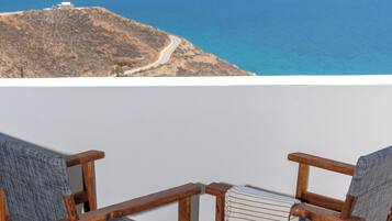 Suite – junior, sjøutsikt | Safe på rommet, individuelt dekorert, individuelt innredet og lydisolert