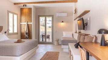 Suite, sjøutsikt | Safe på rommet, individuelt dekorert, individuelt innredet og lydisolert