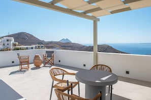 In-room safe, individually decorated, individually furnished - Althea Anafi Suites (Chora)