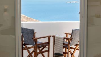 Suite – junior, sjøutsikt | Safe på rommet, individuelt dekorert, individuelt innredet og lydisolert