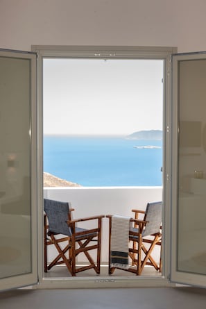 In-room safe, individually decorated, individually furnished - Althea Anafi Suites (Chora)