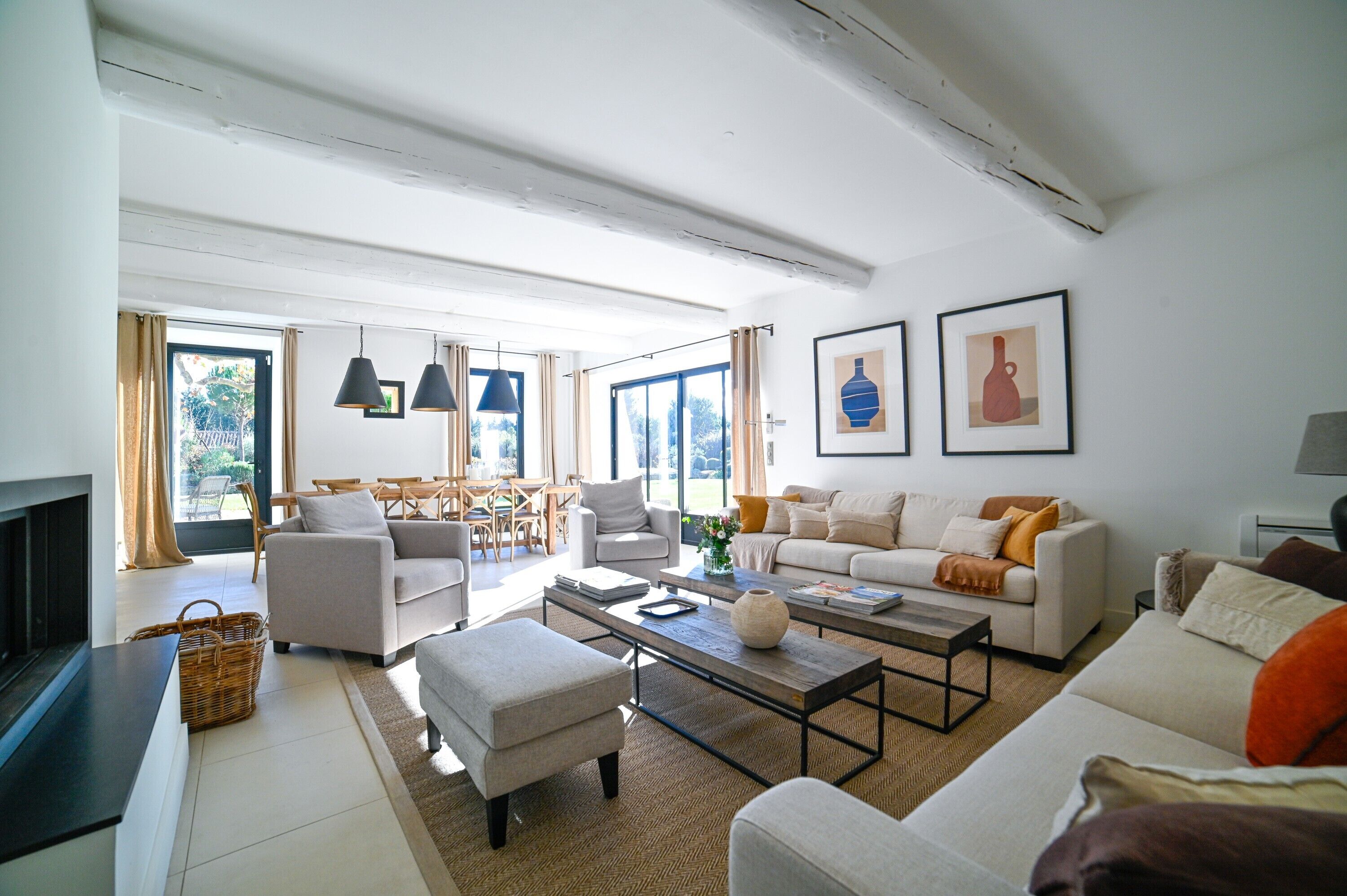 Tv, eldstad och ett bordtennisbord