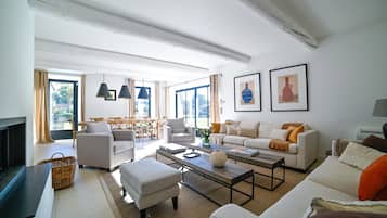 Tv, eldstad och ett bordtennisbord