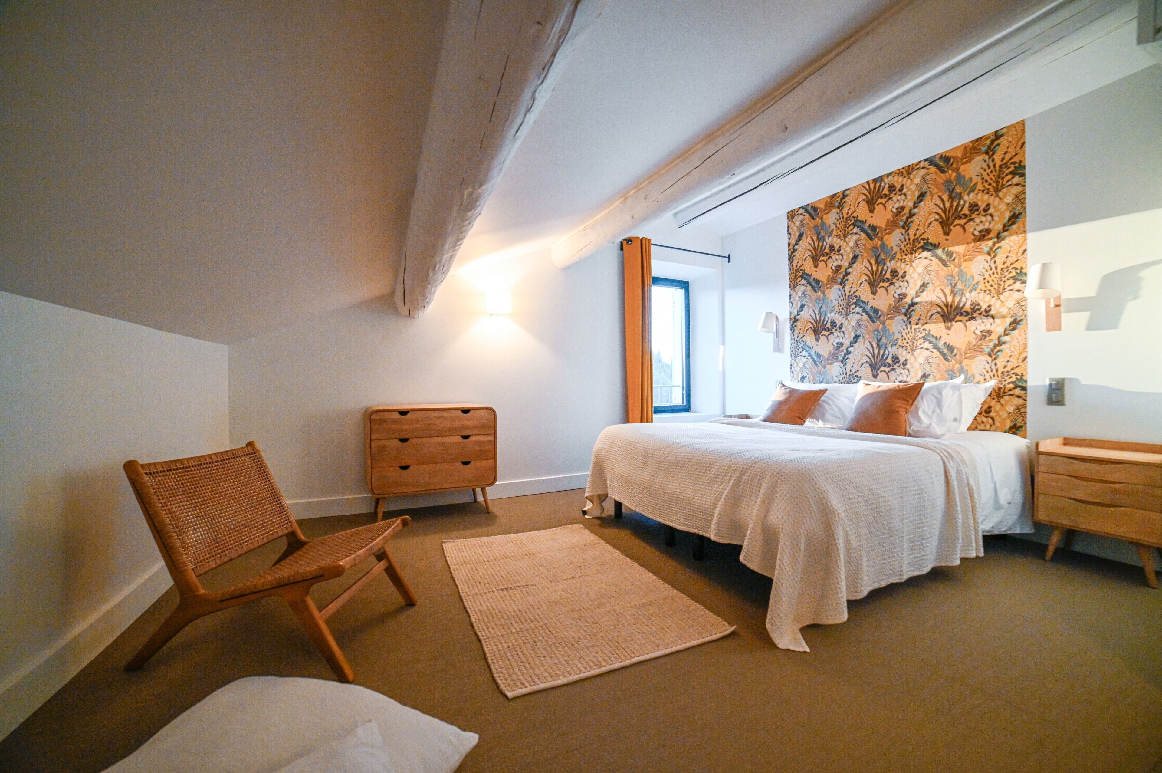 6 bedrooms, iron/ironing board, WiFi, bed sheets