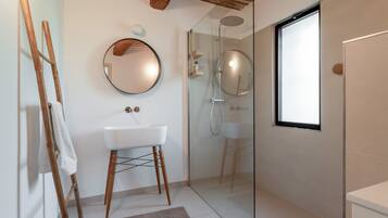 Een douche, een haardroger, handdoeken