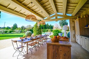 Outdoor dining - Mas de la Source – Prestigious Provençal Retreat with Heated Pool, Landscaped Garden, A/C (Verquières)