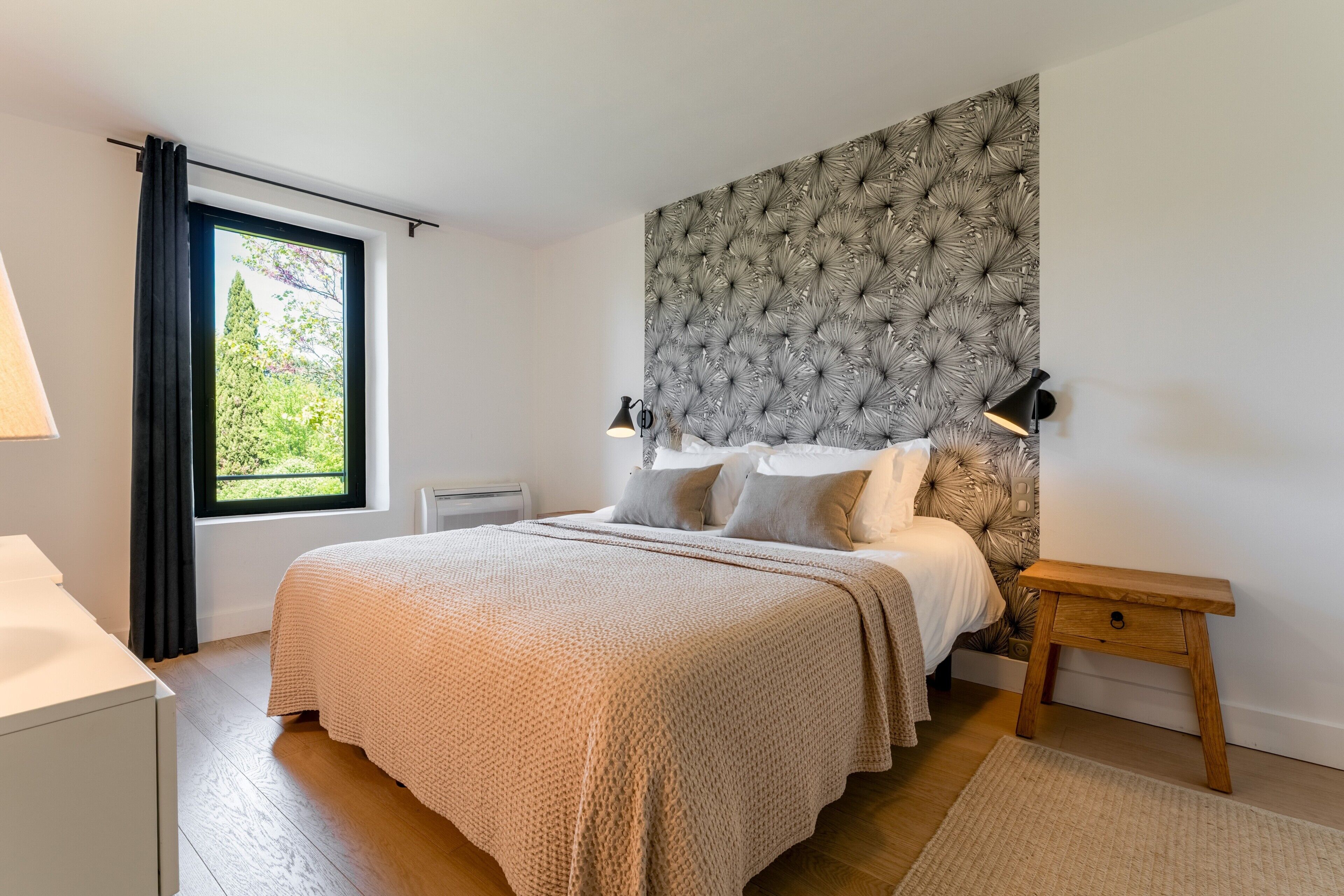 6 bedrooms, iron/ironing board, WiFi, bed sheets