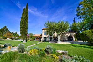 Exterior - Mas de la Source – Prestigious Provençal Retreat with Heated Pool, Landscaped Garden, A/C (Verquières)