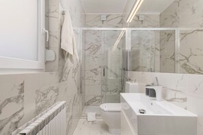 Douche, bidet, serviettes fournies, savon