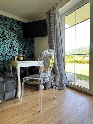 Smart TV, mesa de ping pong, libros, estéreo